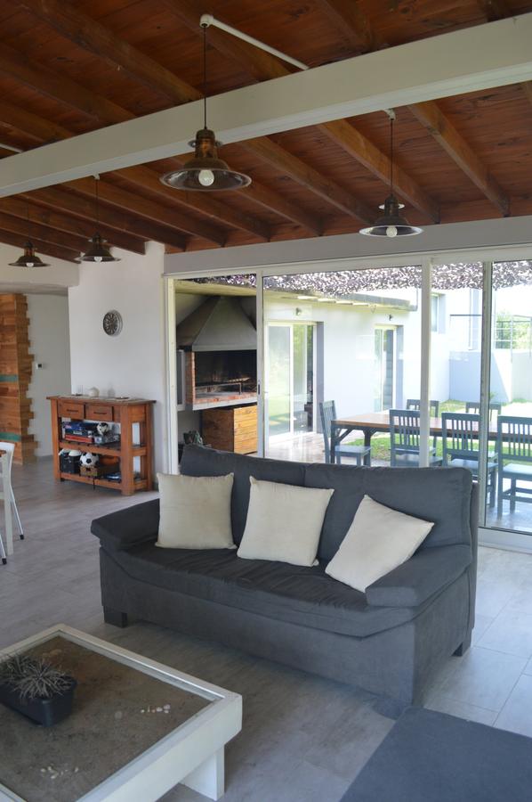 Living con vista a la parrilla y la galería