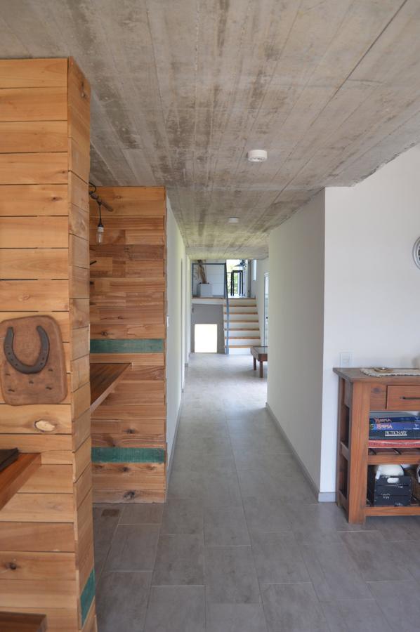 Pasillo interior con revestimiento de madera