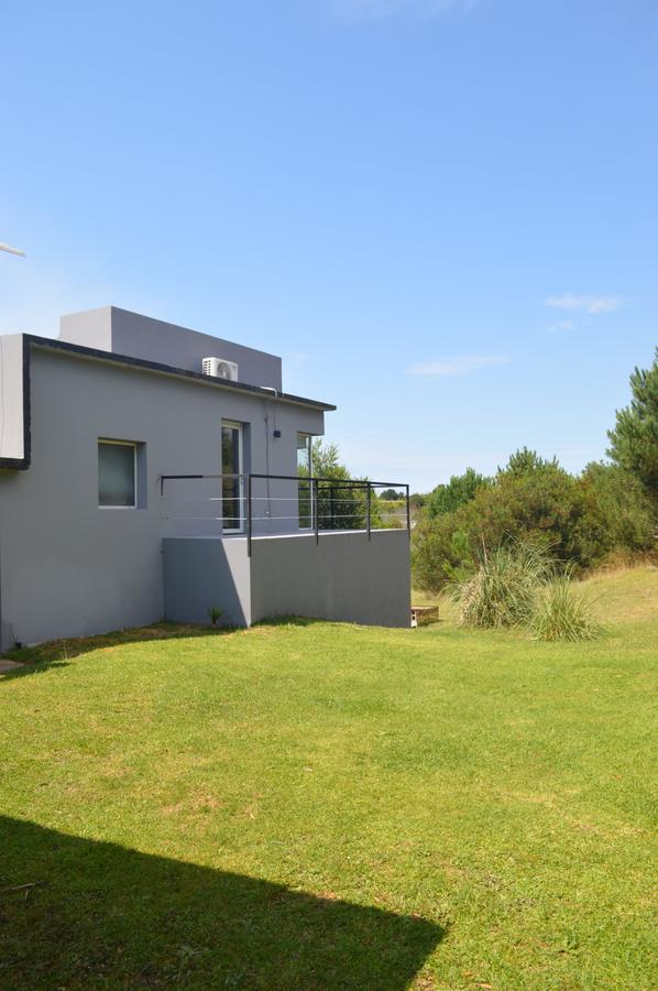 Costado de la casa con terraza y parque