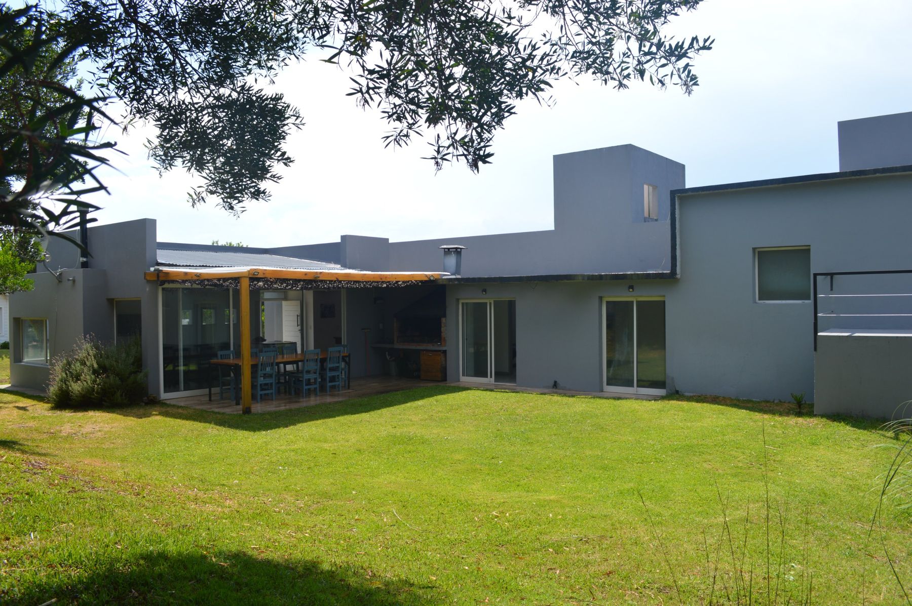 Casa en Costa vista desde el parque, con la galería y la parrilla