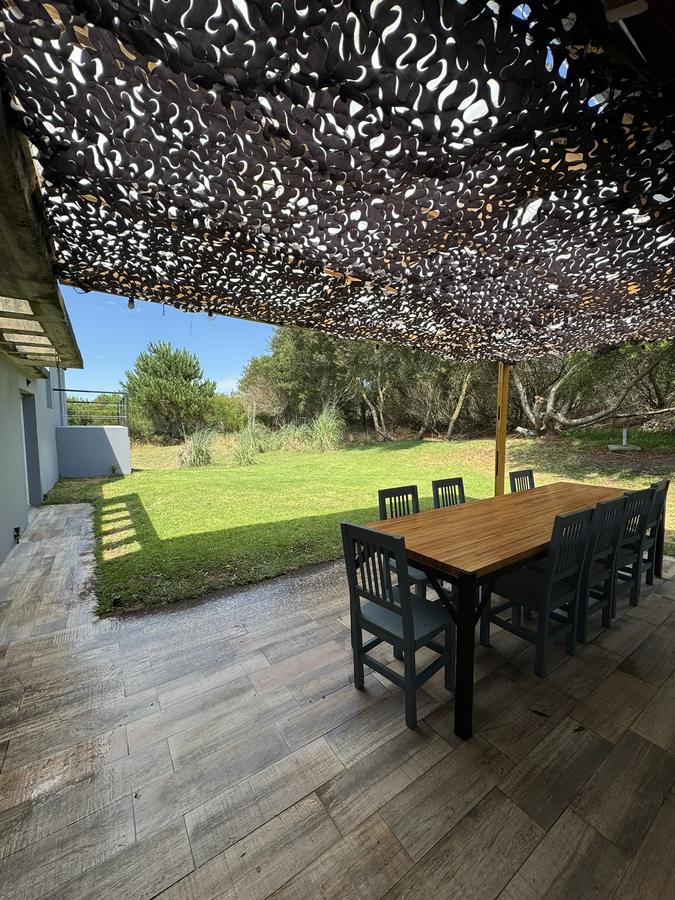 Galería cubierta con mesa larga